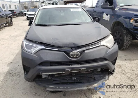 2017 Toyota Rav4 Le z USA, uszkodzony, nr VIN JTMZFREV6HJ129395